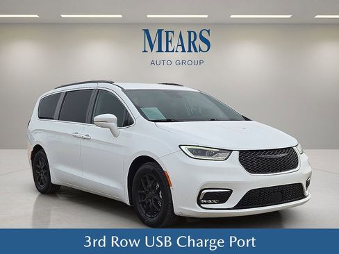 Used 2022 Chrysler Pacifica Touring-L w/ Uconnect Theater Family Group image 8