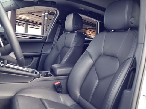 Certified 2025 Porsche Macan image 5