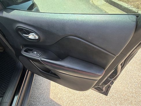 Used 2019 Jeep Cherokee Trailhawk image 18