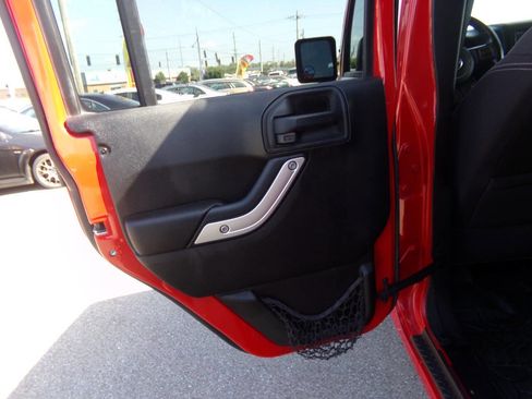 Used 2014 Jeep Wrangler Unlimited Sahara w/ Connectivity Group AWD/4WD image 18
