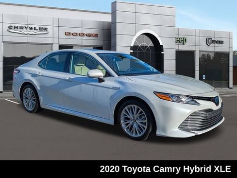 Used 2020 Toyota Camry XLE image 1