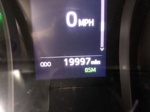 Used 2020 Toyota Camry SE w/ Sunroof Package image 19