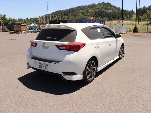 Used 2018 Toyota Corolla iM w/ Carpet Mat Package (TMS) FWD image 5