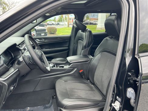 Used 2024 Jeep Grand Cherokee Altitude AWD/4WD image 13