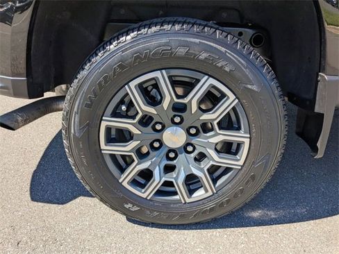 Used 2024 Chevrolet Colorado LT w/ LT Convenience Package III image 13