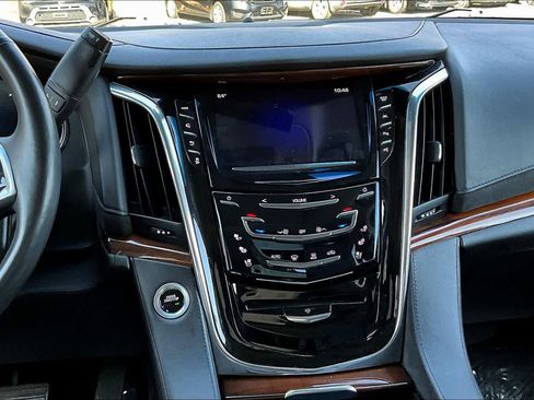 Used 2018 Cadillac Escalade Luxury image 6