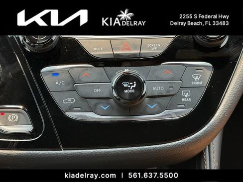 Used 2023 Chrysler Pacifica Pinnacle FWD image 23