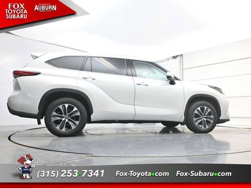 Used 2022 Toyota Highlander XLE AWD/4WD image 19