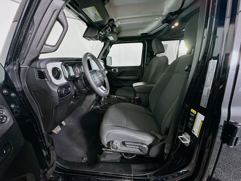 Used 2025 Jeep Wrangler Unlimited Sahara AWD/4WD image 13