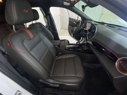 Used 2025 Chevrolet Trax RS FWD image 37