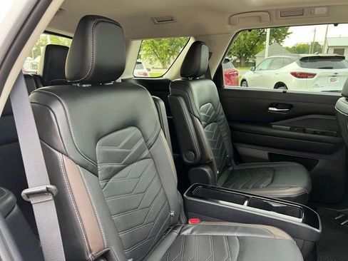 Used 2024 Nissan Pathfinder Platinum image 19