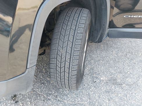 Used 2016 Jeep Cherokee Sport image 32