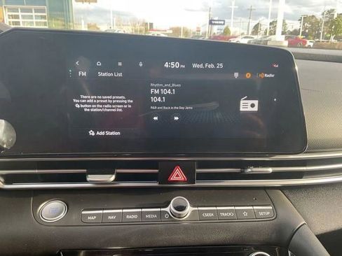 Used 2025 Hyundai Elantra SEL image 33