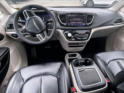 Used 2023 Chrysler Pacifica Touring-L FWD image 18