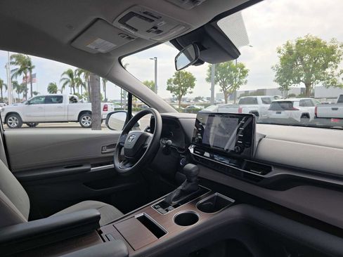 Used 2023 Toyota Sienna LE FWD image 11