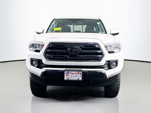 Used 2019 Toyota Tacoma SR5 w/ Four Season Floor Mat Package AWD/4WD image 9