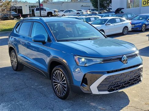 Certified 2025 Volkswagen Taos SE image 3