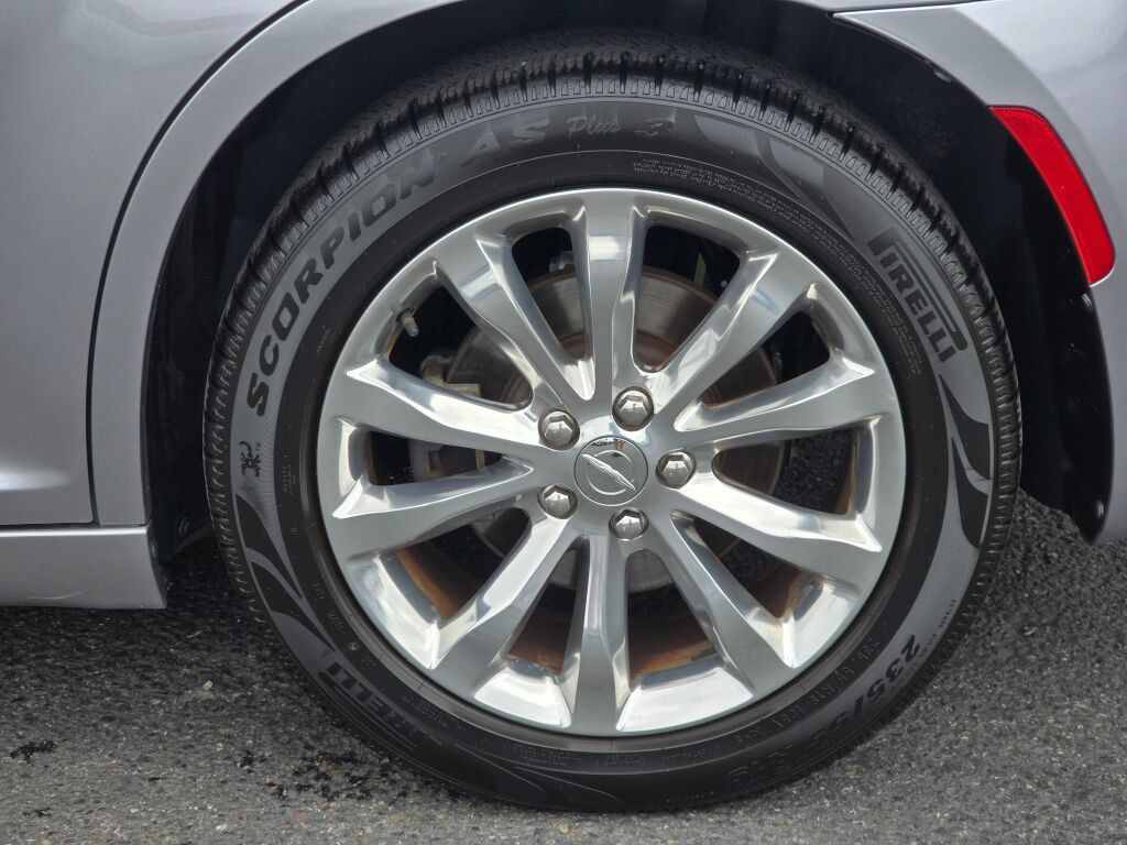 Used 2018 Chrysler 300 Limited AWD/4WD image 10