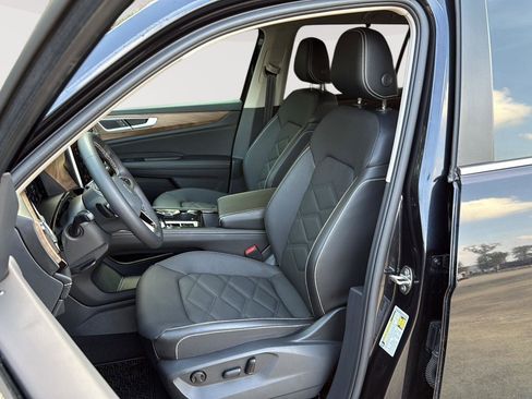 Used 2024 Volkswagen Atlas SE image 11