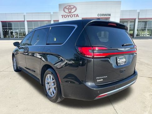 Used 2023 Chrysler Pacifica Touring-L FWD image 3