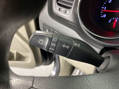 Used 2019 Kia Sedona LX image 17