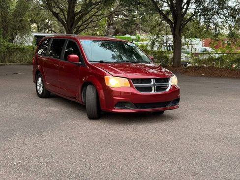 Used 2014 Dodge Grand Caravan SXT FWD image 2