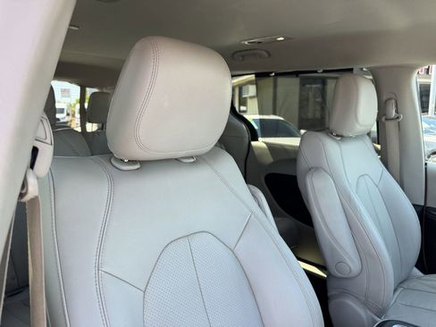 Used 2021 Chrysler Pacifica Touring-L FWD image 15