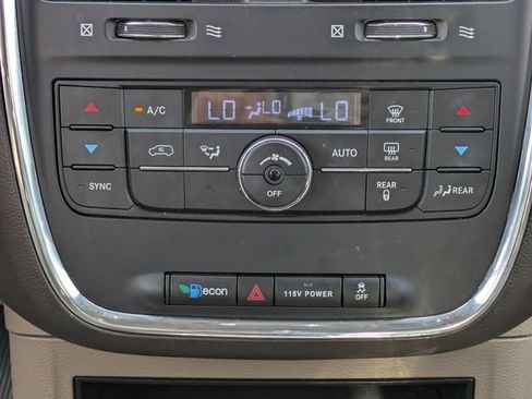 Used 2014 Chrysler Town & Country Touring image 17