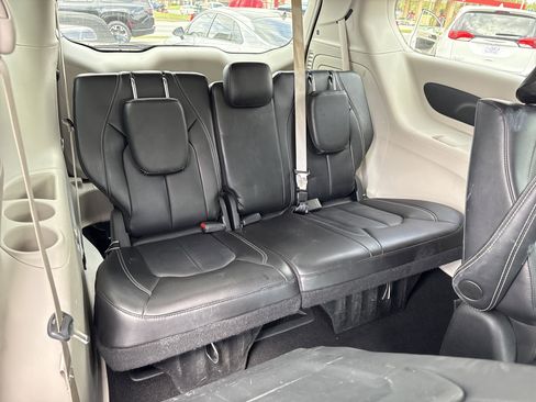 Used 2024 Chrysler Pacifica Select image 29