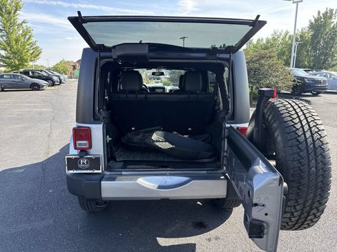 Used 2017 Jeep Wrangler Unlimited Sahara w/ Connectivity Group AWD/4WD image 24