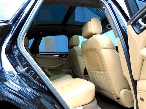 Used 2017 Porsche Macan Turbo image 17