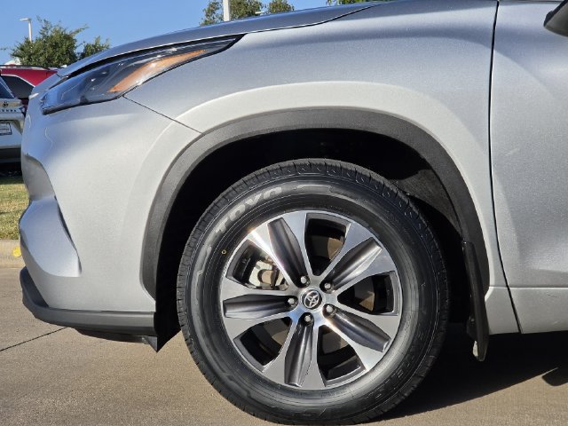 Used 2023 Toyota Highlander XLE FWD image 7