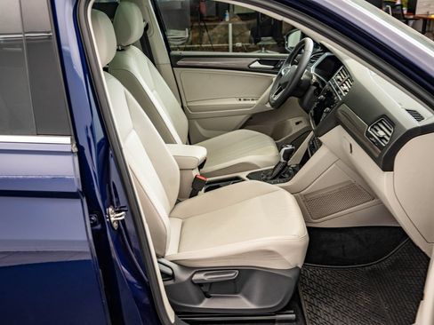 Used 2023 Volkswagen Tiguan SE w/ Panoramic Sunroof Package FWD image 25