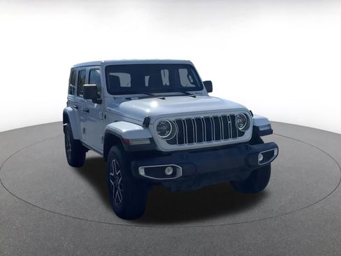 Used 2025 Jeep Wrangler Sahara image 3
