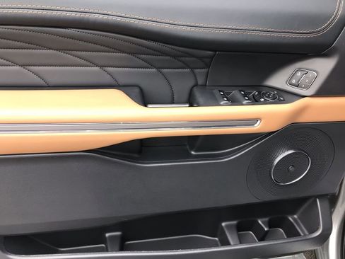 Used 2024 Ford Expedition Platinum image 13