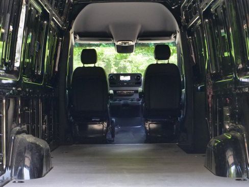 Used 2022 Mercedes-Benz Sprinter 2500 image 8