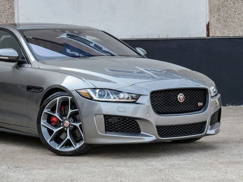 Used 2019 Jaguar XE S RWD image 7
