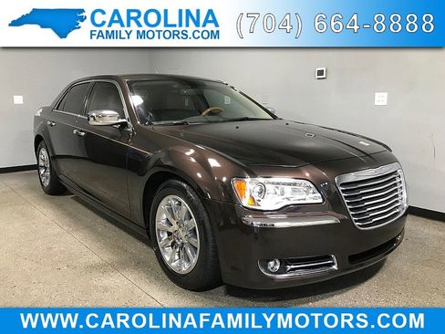 Used 2012 Chrysler 300 Limited w/ Luxury Group RWD image 1