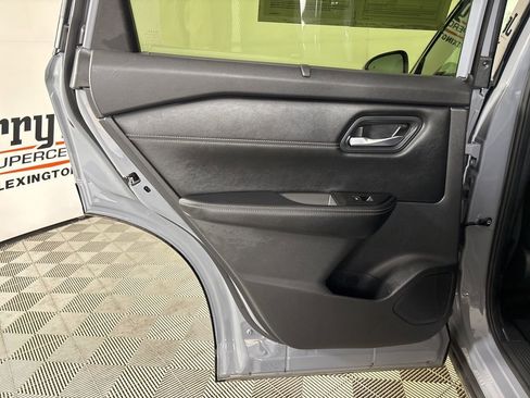 Used 2025 Nissan Rogue SL w/ Tech Package image 21