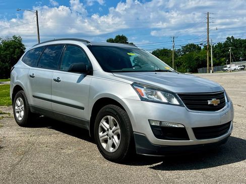 Used 2014 Chevrolet Traverse LS FWD image 2