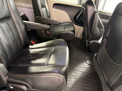 Used 2014 Chrysler Town & Country Touring FWD image 19