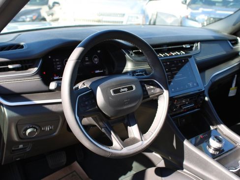 Used 2023 Jeep Grand Cherokee L Laredo image 11