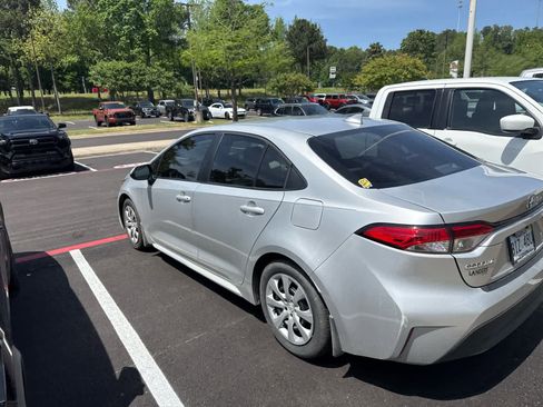 Used 2025 Toyota Corolla LE image 3