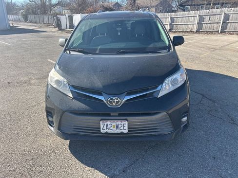 Used 2018 Toyota Sienna XLE image 3