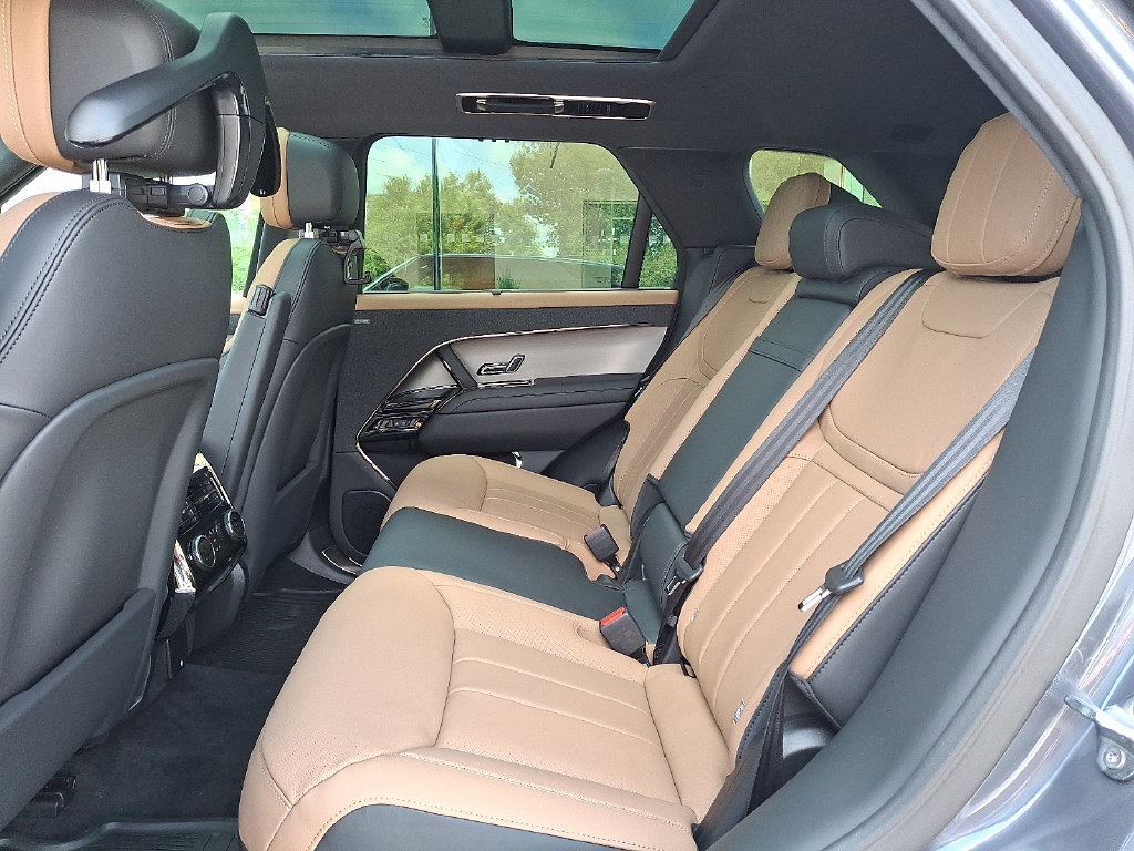New 2026 Land Rover Range Rover Sport Dynamic SE AWD/4WD image 6