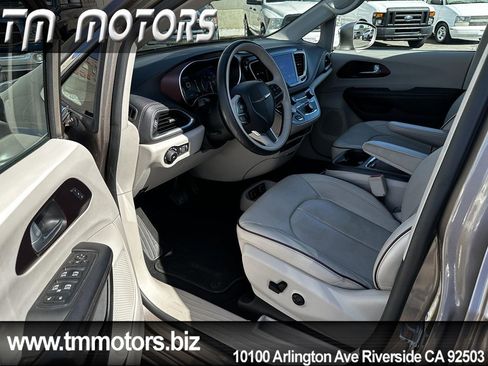 Used 2017 Chrysler Pacifica Limited w/ UConnect Theater Package FWD image 6