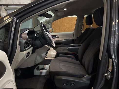Used 2023 Chrysler Voyager LX image 16