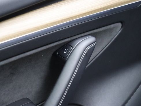 Used 2022 Tesla Model 3 Standard Range image 32