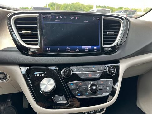 Used 2024 Chrysler Pacifica Touring-L FWD image 23