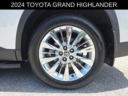 Used 2024 Toyota Grand Highlander AWD image 17